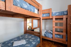 Bunk bed o mga bunk bed sa kuwarto sa Sobrado 2 dormitórios no Tatuapé