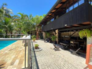 uma vista exterior de uma casa com piscina em Chalés do Holandês Eco Pousada em Bombinhas