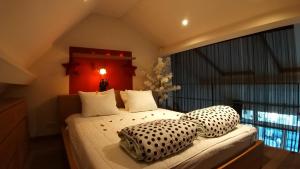 Una cama o camas en una habitación de WELLNESS LOFT with Sauna, Jacuzzi, Roof Terrace & Amazing View