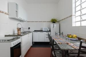 a kitchen with a table with chairs and a refrigerator at Sobrado 2 dormitórios no Tatuapé in São Paulo