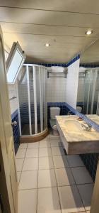 First Class at Naama Bay Hotel Appartments في شرم الشيخ: حمام فيه مغسلة ومرحاض