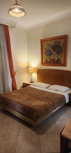 1 dormitorio con 1 cama grande en una habitación en First Class at Naama Bay Hotel Appartments, en Sharm El Sheikh