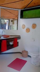 een kamer met een wastafel en een toilet in een kamer bij REFUGIO DO SAGRADO MORERE in Cayru