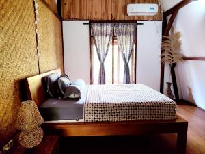 a bed in a room with a window at Gili Moonlight Retreat in Gili Air