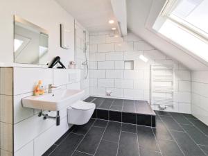 a bathroom with a sink and a toilet at RAJ Living - City Apartments with 5 Rooms - 10 Min Messe DUS in Düsseldorf