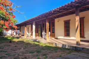 um alpendre de uma casa com um telhado de madeira em Casa Família Caldas em Nova Viçosa