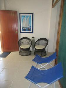 La Bocana的住宿－Hospedaje La Estancia Punta Sal，房间里的两张椅子和一张桌子