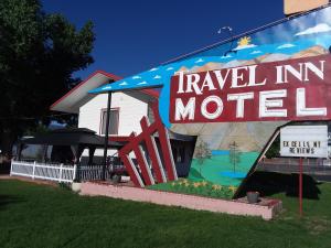 un edificio con un cartel para el motel Travel inn en Travel Inn Motel, en Canon City