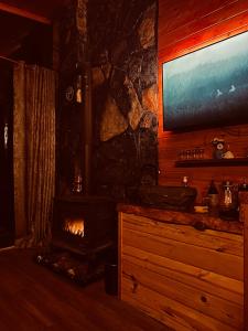 Çamlıhemşin的住宿－AYDER BUNGALOW - river view , Royal Bungalow Resorts，客厅设有壁炉和平面电视。