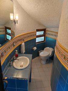 y baño con lavabo y aseo. en Mansion Tepotzotlan, en Tepotzotlán