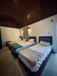 Una fila de cuatro camas en una habitación en Black Prince camp en Dahab