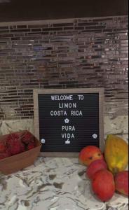 una señal que dice bienvenido a la costa limonuviana rica y pula en Luxury 3 Bedroom Apartment, en Puerto Limón