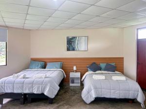 卡哈馬卡的住宿－Room in Bungalow - Grandfathers Farm - Disfruta de la naturaleza en un lindo flat，配有两张床的客房内。