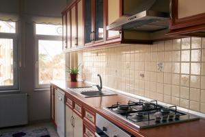 a kitchen with a stove and a sink and a window at Beyaz Konak Pansiyon 2 in Gülşehir
