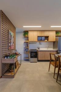 a kitchen with wooden cabinets and a table with chairs at Casa 21 da Vila Beija Flor em Mucugê in Mucugê