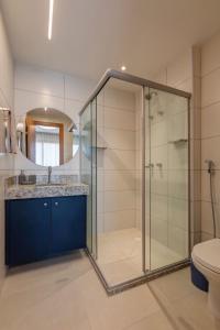 a bathroom with a glass shower and a toilet at Casa 21 da Vila Beija Flor em Mucugê in Mucugê