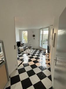 an empty living room with a checkered floor at Évasion proche Disneyland in Torcy