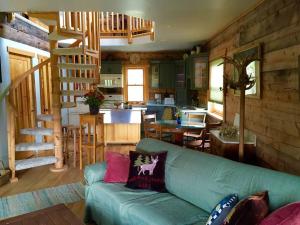 Χώρος καθιστικού στο Peach Valley Retreat