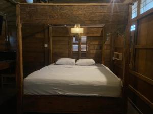 Ein Bett oder Betten in einem Zimmer der Unterkunft Pucuk Bali Homestay