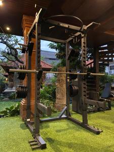 einen Fitnessraum mit Hanteln im Garten in der Unterkunft Pucuk Bali Homestay in Canggu