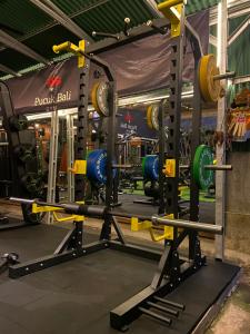 Das Fitnesscenter und/oder die Fitnesseinrichtungen in der Unterkunft Pucuk Bali Homestay