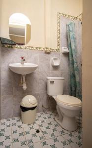 łazienka z toaletą i umywalką w obiekcie Humazapa w mieście Tarapoto