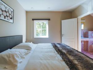 1 cama grande en un dormitorio con ventana en Beautiful villa in Durbuy, en Durbuy