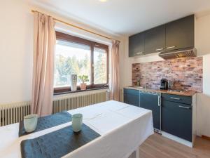 Kuchyň nebo kuchyňský kout v ubytování Cosy apartment in Sibratsgfäll with garden
