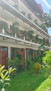 una casa con un balcón con plantas. en Hospedaje Oxa Paraíso, en Oxapampa