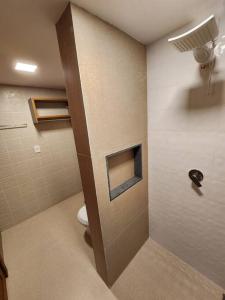 bagno con doccia e servizi igienici di Apartamentos da Rota a Domingos Martins