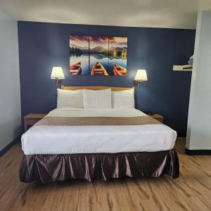 a bedroom with a large bed in a hotel room at Skylark Shores Resort in Lakeport