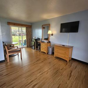 a living room with a desk and a television on a wall at Skylark Shores Resort in Lakeport +125 photos