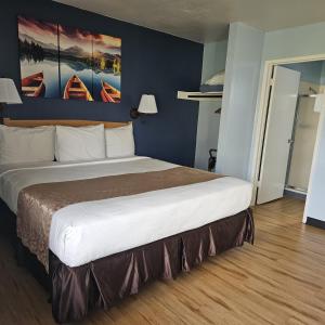 a bedroom with a large bed in a hotel room at Skylark Shores Resort in Lakeport