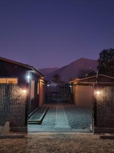 维库尼亚Cabañas Sol de Vicuña的夜间有门和车道的房子