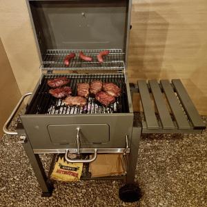 una parrilla con hamburguesas y carne. en Cabañas Sol de Vicuña en Vicuña