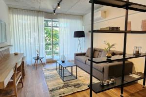 sala de estar con sofá y cama elevada en Luxury Loft en Buenos AIres-Modern Design con SPA en Buenos Aires
