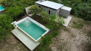 una vista aérea de una piscina frente a una casa en Quincho de las rosas solo para pasar el dia no para dormir, en ese caso hablar con encargado en Villa Las Rosas