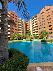 Pampatar的住宿－Comodo departamento en Playa el Angel，部分公寓大楼前的游泳池