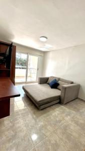 a bedroom with a couch in a room at Comodo departamento en Playa el Angel in Pampatar
