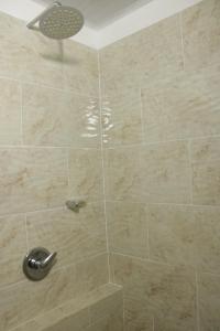 y baño con ducha con cabezal de ducha. en Genial Apto ubicacion estratégica, en Medellín