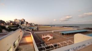 desde el balcón de un edificio con vistas a la playa en La perla y el mar en Mar del Plata