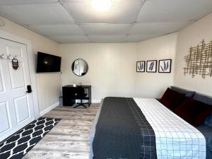 een slaapkamer met een bed, een spiegel en een deur bij 1-A Diamond in Yonkers, NY in Yonkers