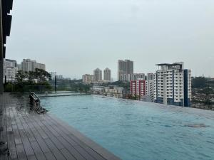 una grande piscina in cima a un edificio di Societe Suites Hartamas a Kuala Lumpur
