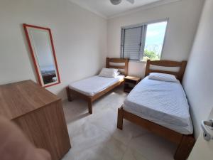 A bed or beds in a room at Apto em Bertioga , pé na areia