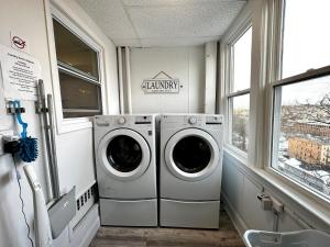 een wasruimte met een wasmachine en een raam bij 1-A Diamond in Yonkers, NY in Yonkers