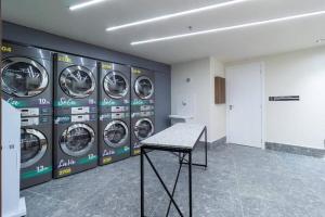 um quarto com quatro máquinas de lavar roupa num edifício em Apartamento Centro/Lapa-RJ Rua Sen. Dantas n.°80 no Rio de Janeiro