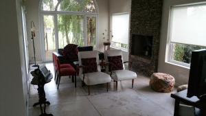 sala de estar con mesa y sillas en Casa en Laguna del Sol en Bancalari