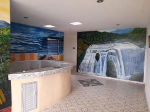 uma casa de banho com um mural de cascata na parede em HOTEL PARAISO DE LAS GEMELAS em Montenegro