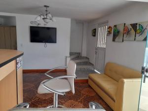 salon z kanapą i krzesłem w obiekcie HOTEL PARAISO DE LAS GEMELAS w mieście Montenegro