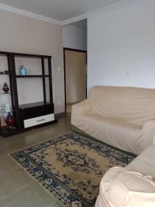 a living room with a couch and a rug at Sitio Cantinho da Alegria in Confins +19 photos